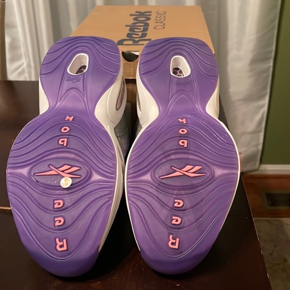 Girls Reebok Classics. - Picture 3 of 3